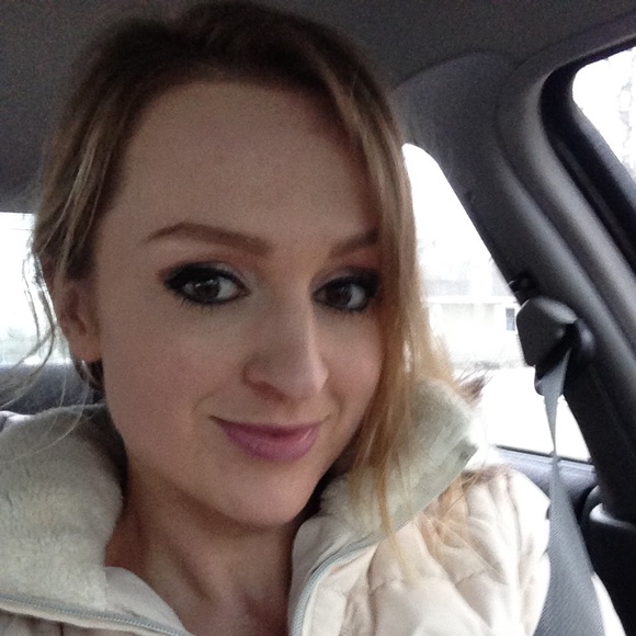 Profile Picture of Jodi Houdek (@jodilarae) on Poshmark