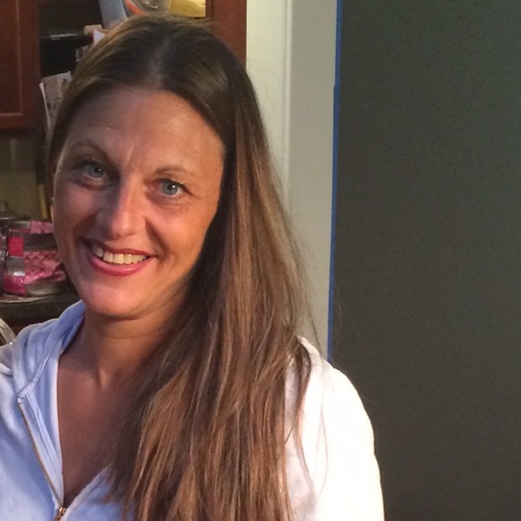 Meredith Hattenbach - Poshmark Profile Picture of Meredith Hattenbach (@merehinojosa) on Poshmark