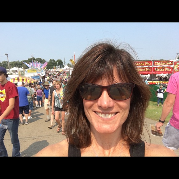 Profile Picture of Johannah Tillstrom (@hannahj216) on Poshmark