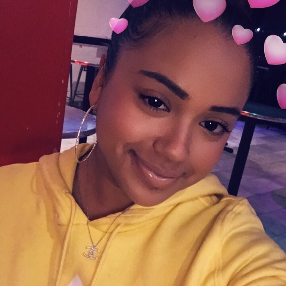 Profile Picture of Stephanie Canessa (@scanessa831) on Poshmark