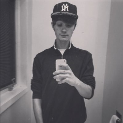 Profile Picture of Nicholas Kreet (@NickHoeLesChase) on Twitter