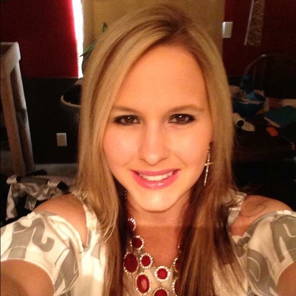 Profile Picture of Chelsea Curington (@ccurington) on Poshmark