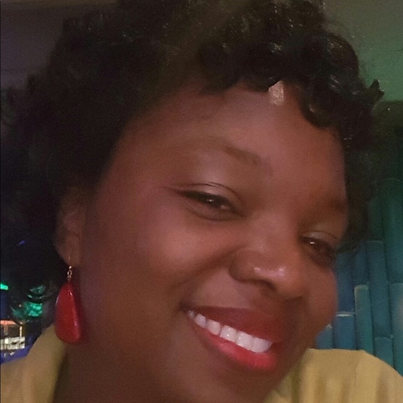 Profile Picture of Rejeena Washington (@geegeefindz) on Poshmark