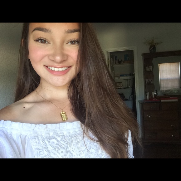 Profile Picture of Claire Hedlund (@candacerichhh) on Poshmark