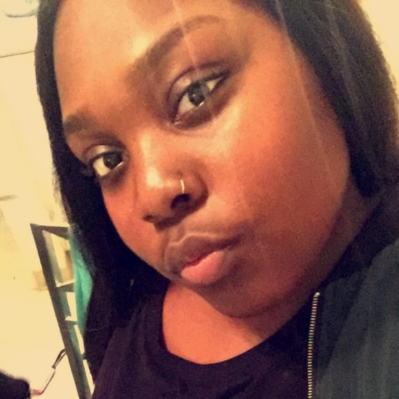 Profile Picture of Essence Frieson (@efrieson1) on Poshmark