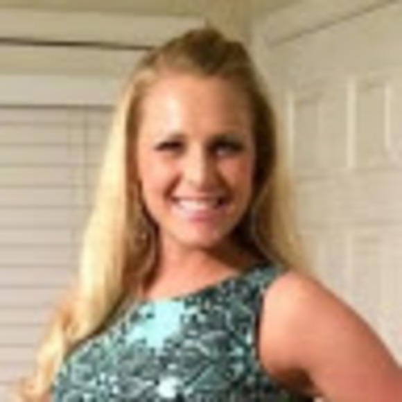 Profile Picture of Melissa Hook (@melissahook15) on Poshmark