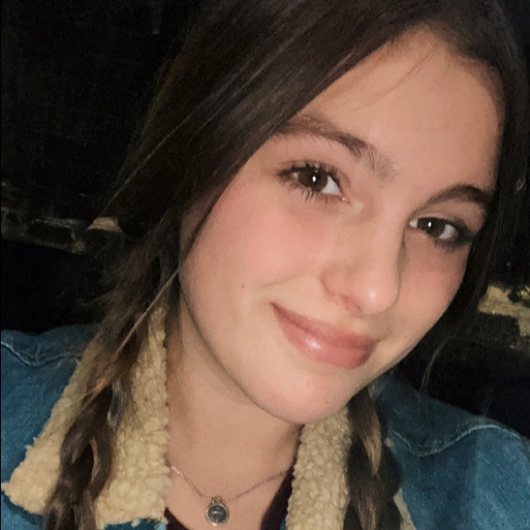 Profile Picture of Alexa Rohe (@alexarohe) on Poshmark