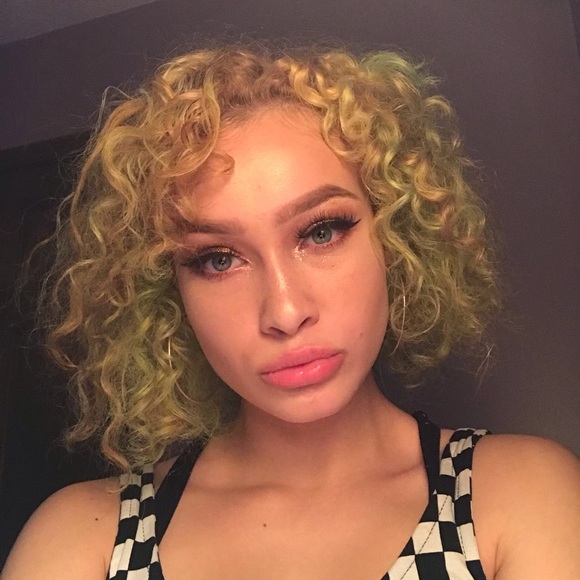 Profile Picture of Brooklyn Howell (@butiebrooklyn) on Poshmark
