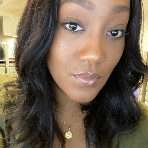 Profile Picture of Yvette Yvette (@y_yvette) on Poshmark