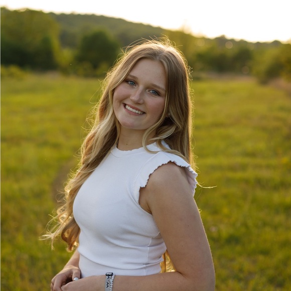 Profile Picture of Brooke Ringquist (@wringmk) on Poshmark