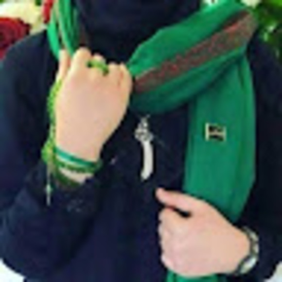 Profile Picture of Zahra Al (@zahraal268) on Poshmark