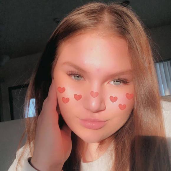 Profile Picture of Analiese Sandbothe (@anasandbothe) on Poshmark