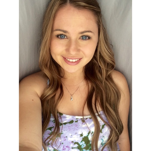 Profile Picture of Danielle Mattos (@daniellemattos) on Poshmark