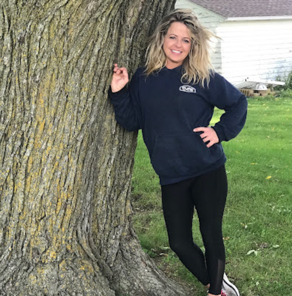 Profile Picture of Nicole Knouse (@nicolerknouse45) on Poshmark