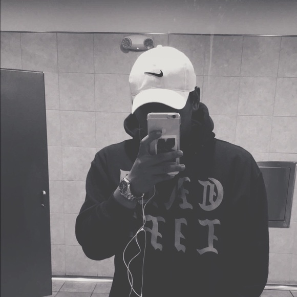 Profile Picture of Aaron Dela rosa (@aarondelarosa24) on Poshmark