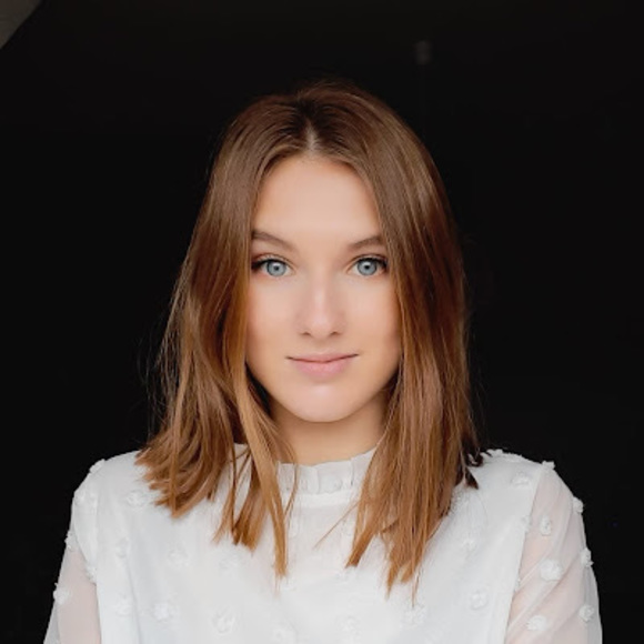 Profile Picture of Angèle Moinet (@angele052800) on Poshmark