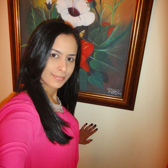 Profile Picture of Paula Hernandez (@paulahernand322) on Poshmark