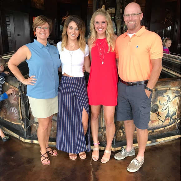 Profile Picture of Leanne Bauer (@mnmbauer) on Poshmark