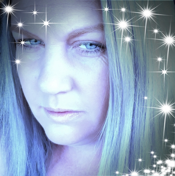 Profile Picture of Kim Huffman (@kimihuffman) on Poshmark