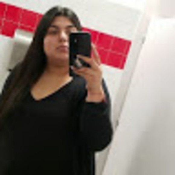 Profile Picture of Cecilia Alvarez (@ceciiavz) on Poshmark
