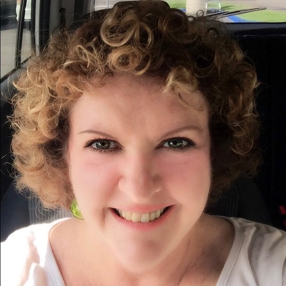 Profile Picture of Carol Grant (@curiouslycarol) on Poshmark