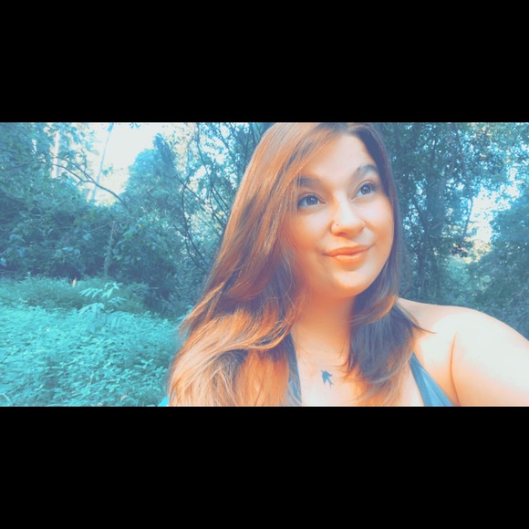 Profile Picture of Emiley Graphia (@emiley_graphia) on Poshmark