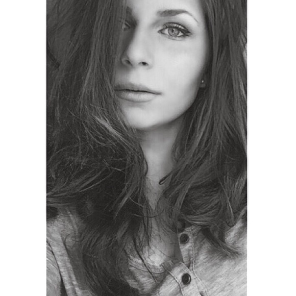 Profile Picture of Mia Bsiso (@miasaywhatt) on Poshmark