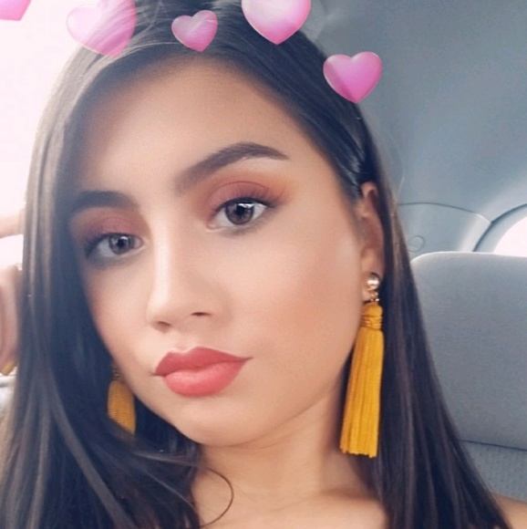 Profile Picture of Lily Ruiz (@lilymruiz) on Poshmark