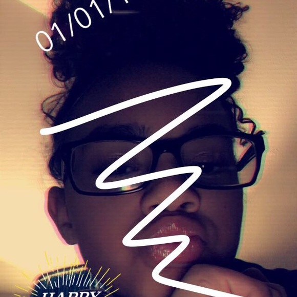 Profile Picture of Khlokhloe Longbine (@klongbine) on Poshmark