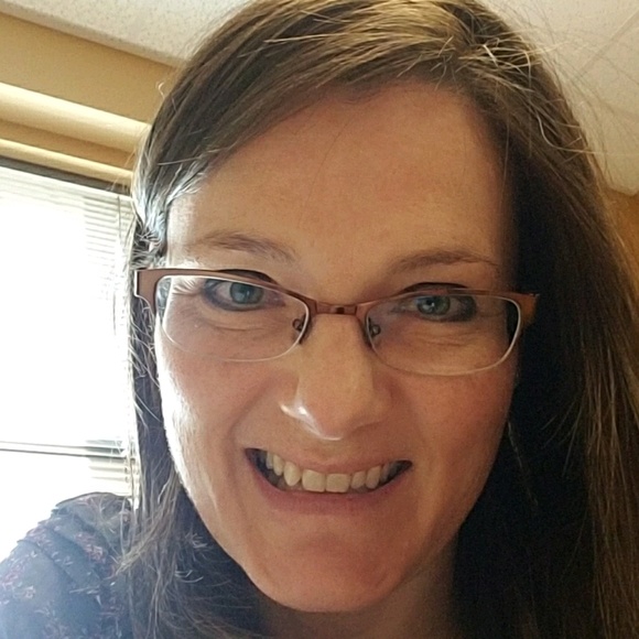 Profile Picture of Kelly Landrum (@kellylandrum) on Poshmark