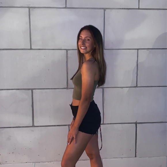 Profile Picture of Erin Newman (@erinnewman1) on Poshmark