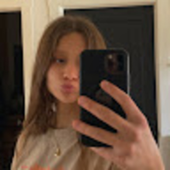 Profile Picture of Eden Simons (@epsimons789) on Poshmark