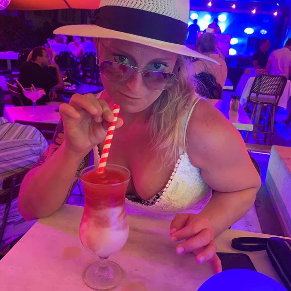 Profile Picture of Elysia Sarrett (@elysiasarrett) on Poshmark