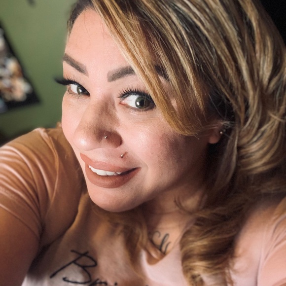 Profile Picture of April Romero (@aprilrn35) on Poshmark