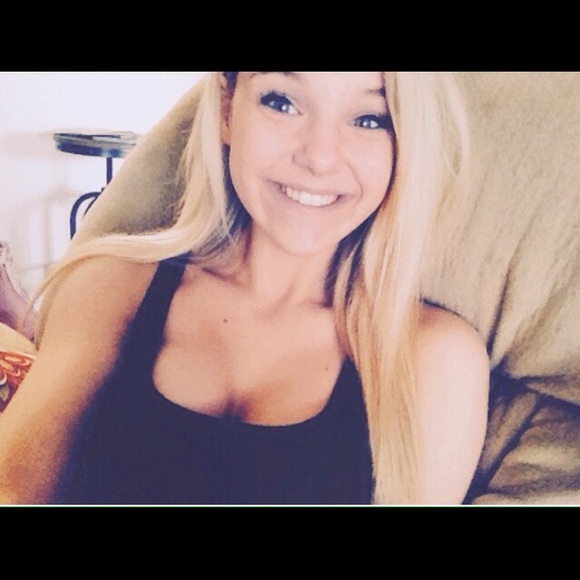 Profile Picture of Hanna Keech (@_hannakayy) on Poshmark