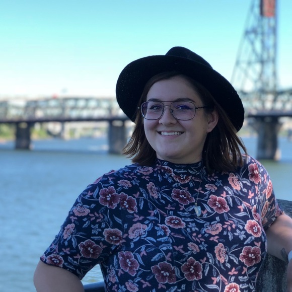 Emily Cavicchi - Poshmark Profile Picture of Emily Cavicchi (@emilycavik) on Poshmark