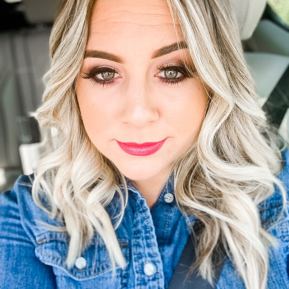 Profile Picture of Danielle Ditomasso (@lifewmeatball) on Poshmark