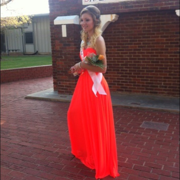 Profile Picture of Rachel Keith (@racheyk16) on Poshmark
