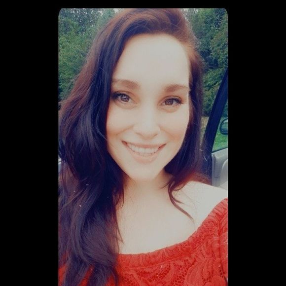 Profile Picture of Sara Schnebly (@sarahlyn1104) on Poshmark