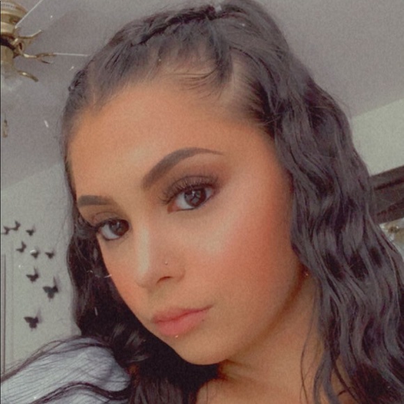 Profile Picture of Olivia Mateo (@livvmateol) on Poshmark