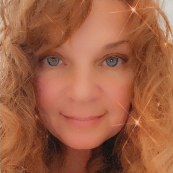 Profile Picture of Lisa Byroads (@lisabyroads) on Poshmark