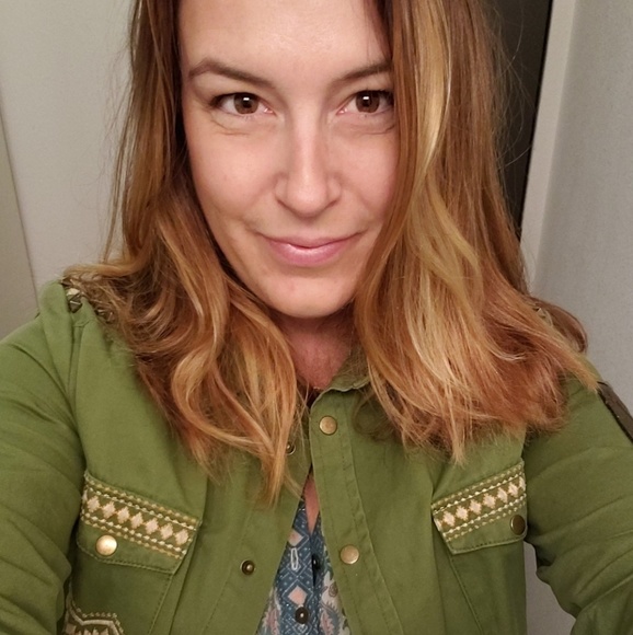 Profile Picture of Jennifer Gogan (@jpogo) on Poshmark