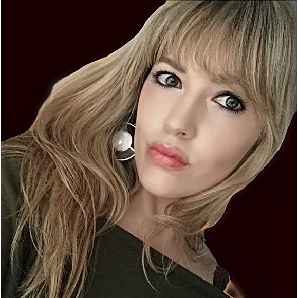 Profile Picture of Hannah e. Conway (@hannahesen13) on Poshmark