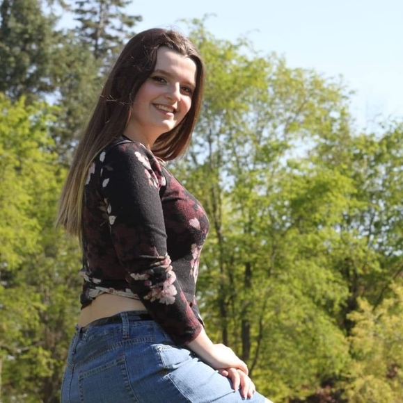 Profile Picture of Cassandra Snell (@obtuse_triangle) on Poshmark