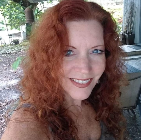 Profile Picture of Alison Bueter (@alisonbueter) on Poshmark