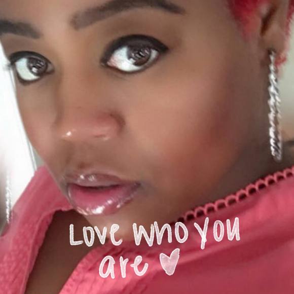 Profile Picture of Honna Bee (@honnabee) on Poshmark