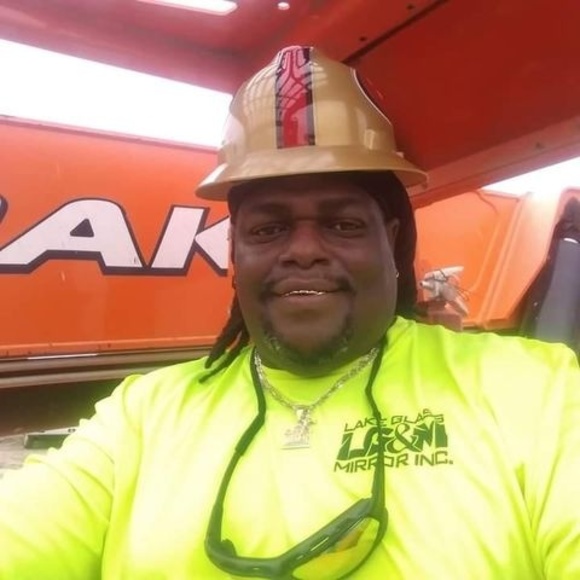 Profile Picture of Jeffrey Simon (@jeffreysimon53) on Poshmark