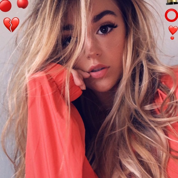 Profile Picture of Aalexandra Deretz (@alexandraderetz) on Poshmark