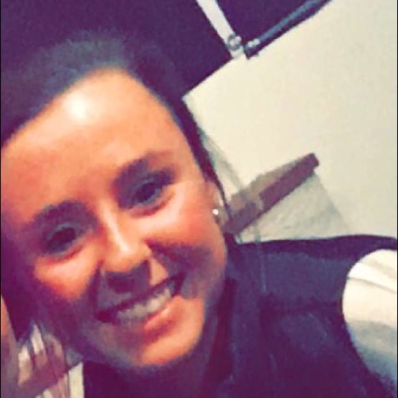 Profile Picture of Lizzie Archbold (@lizziearchold) on Poshmark