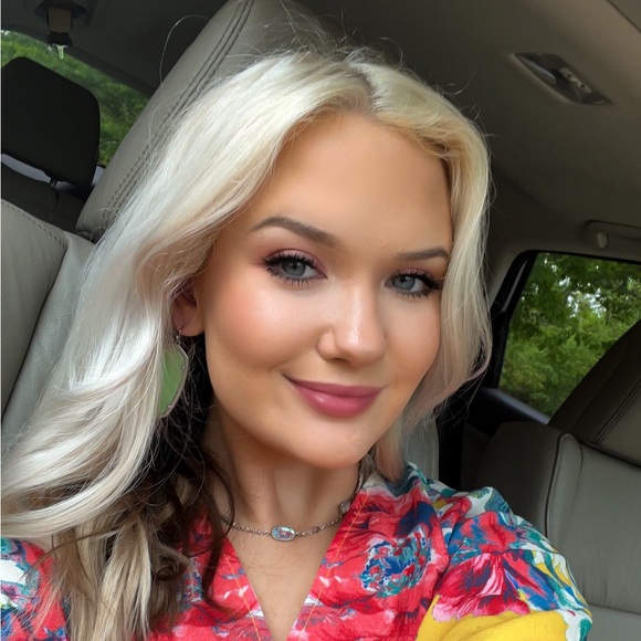 Profile Picture of Samantha Knighton (@sampahoney) on Poshmark